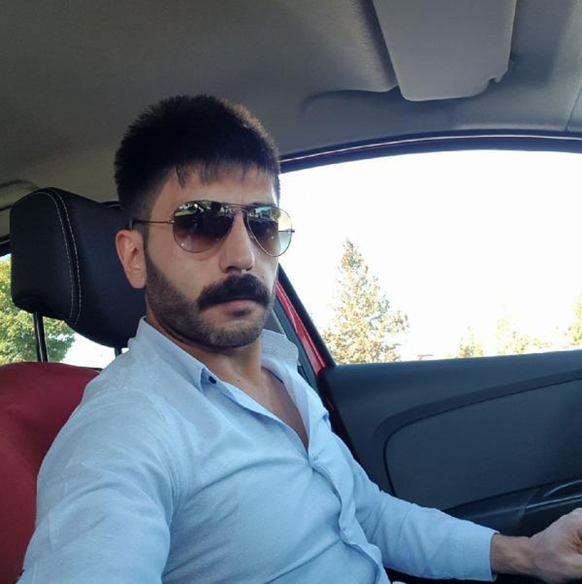 Otomobil direğe çarptı; sürücü Erkan öldü