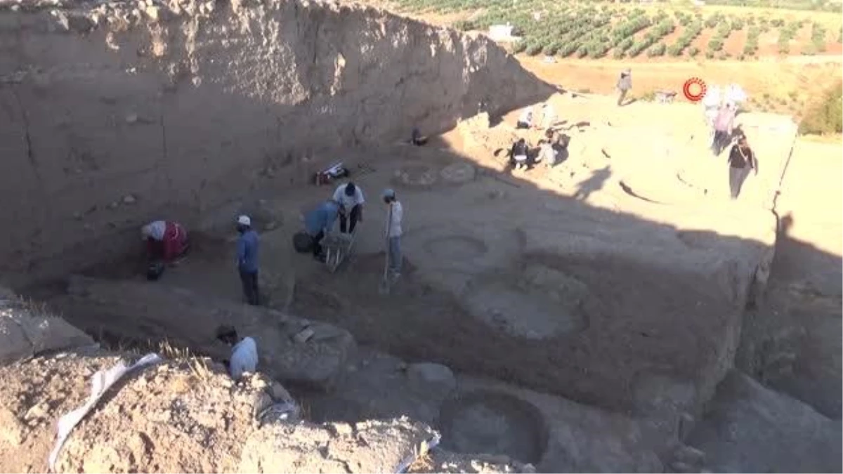 Oylum Höyüğü\'nde heyecanlandıran keşif: 3900 yıl öncesine ait anıtsal yapı bulundu