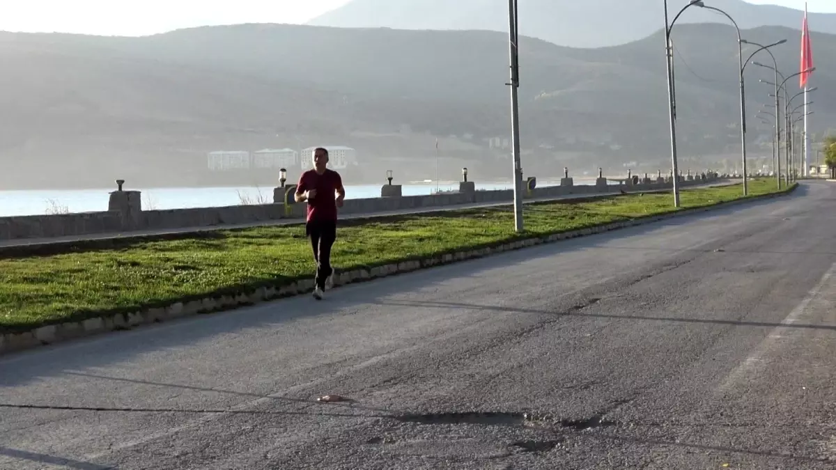 Sağlıklı yaşam için Tatvan sahilinde sabah sporu