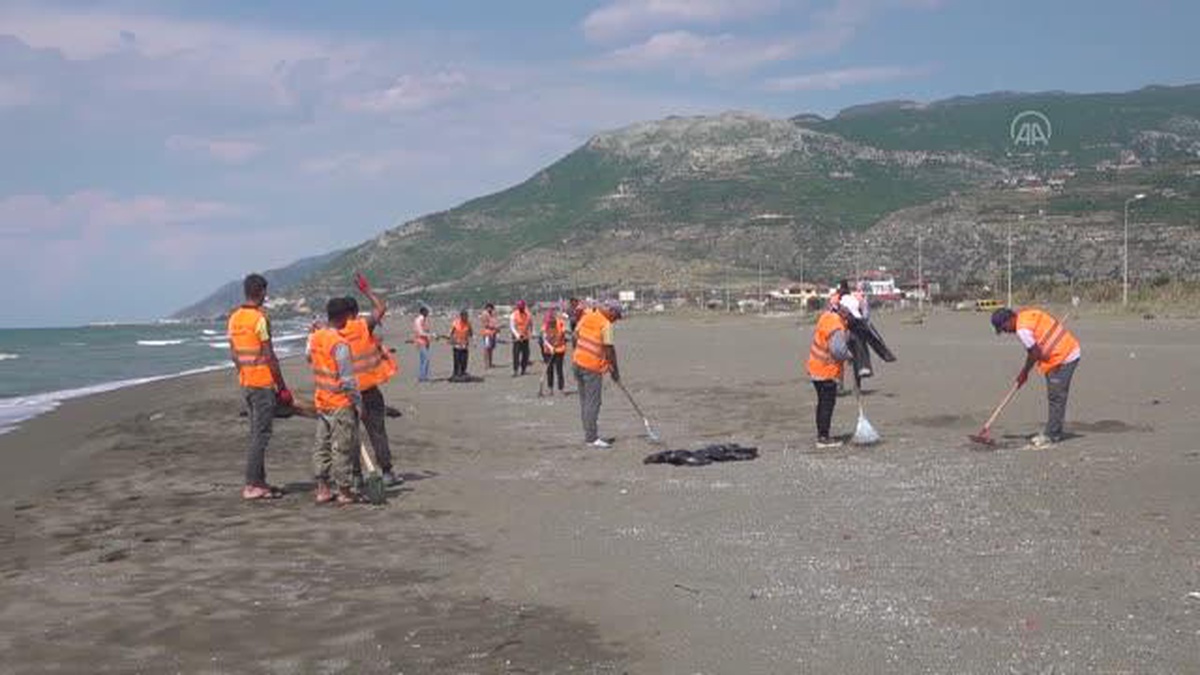 Sahillerde Suriye kaynaklı petrol sızıntısının temizlik çalışmaları sürüyor