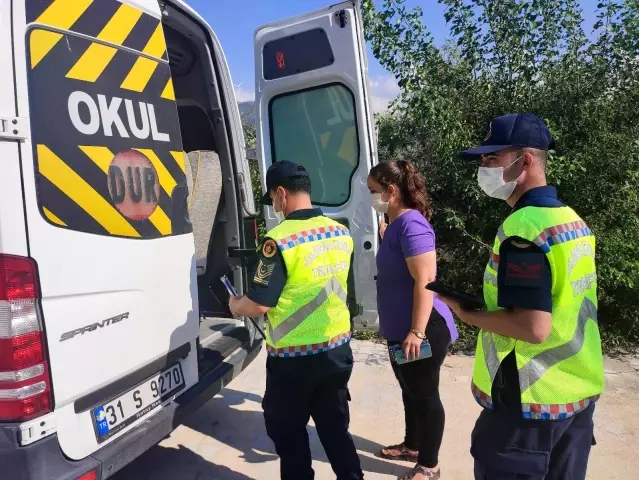 Samandağ'da jandarma trafik ekipleri öğrenci servis araçlarını denetledi Samandağ'da jandarma trafik ekipleri öğrenci servis araçlarını denetledi