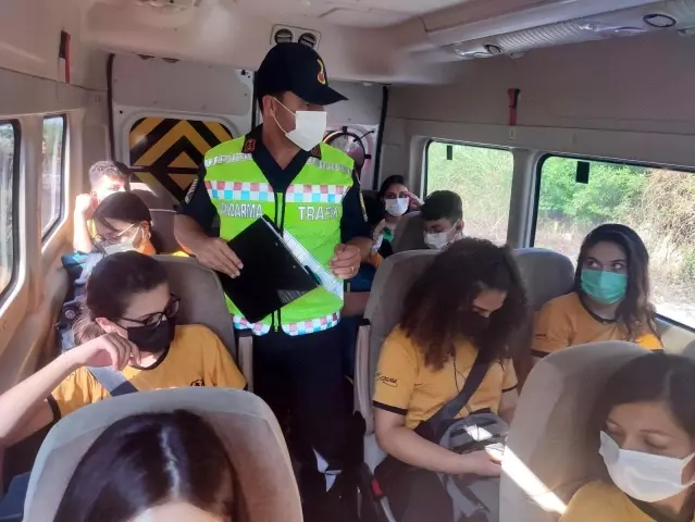 Samandağ'da jandarma trafik ekipleri öğrenci servis araçlarını denetledi Samandağ'da jandarma trafik ekipleri öğrenci servis araçlarını denetledi