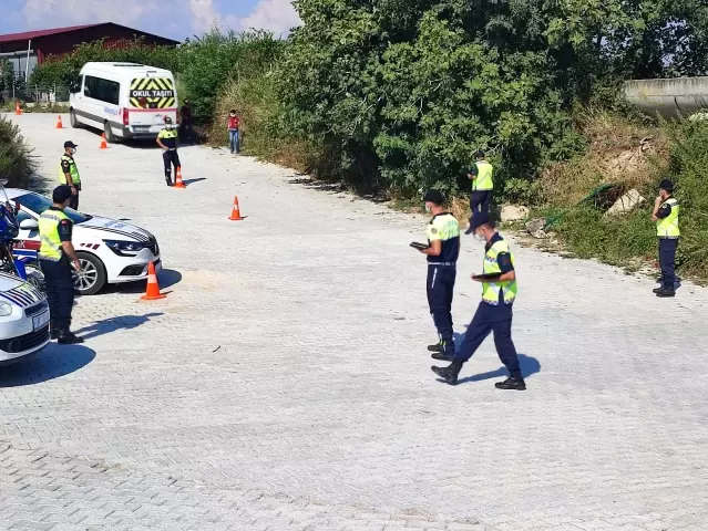 Samandağ'da jandarma trafik ekipleri öğrenci servis araçlarını denetledi Samandağ'da jandarma trafik ekipleri öğrenci servis araçlarını denetledi