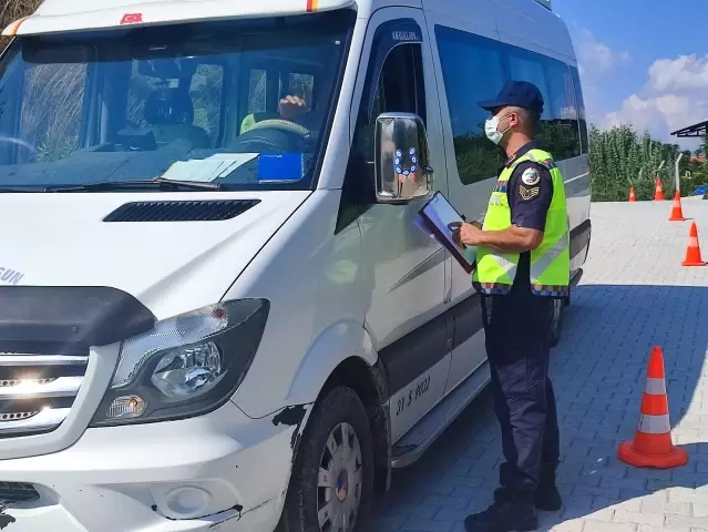 Samandağ'da jandarma trafik ekipleri öğrenci servis araçlarını denetledi Samandağ'da jandarma trafik ekipleri öğrenci servis araçlarını denetledi