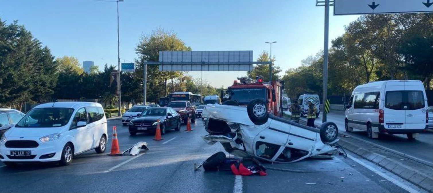 Sarıyer\'de servis minibüsüne çarpan otomobilin takla attığı kazada 2 kişi yaralandı