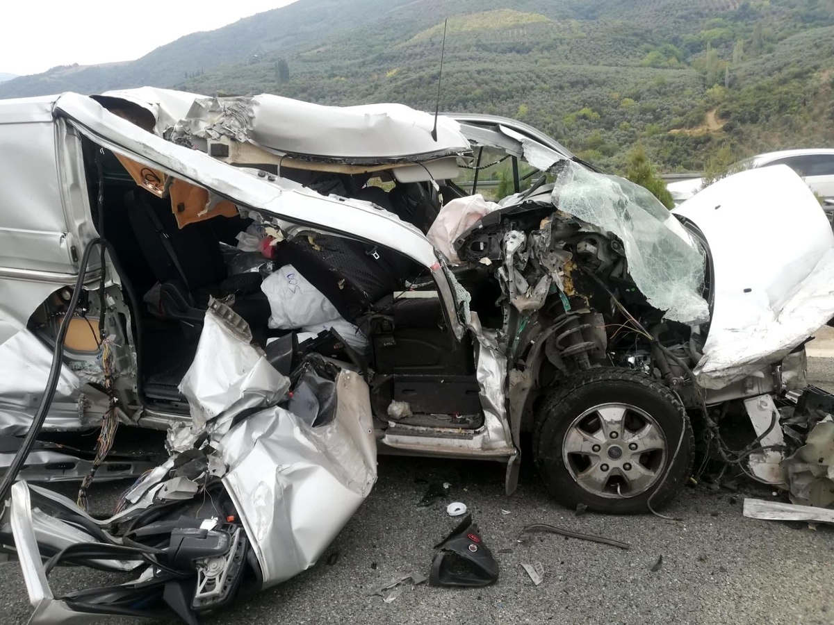 Şeker komasına giren sürücü, hurdaya dönen araçtan burnu bile kanamadan çıktı