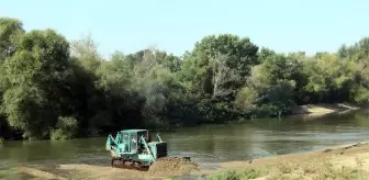 Taşkın riskini azaltmak için Tunca Nehri yatağında başlatılan kum temizliği sürüyor