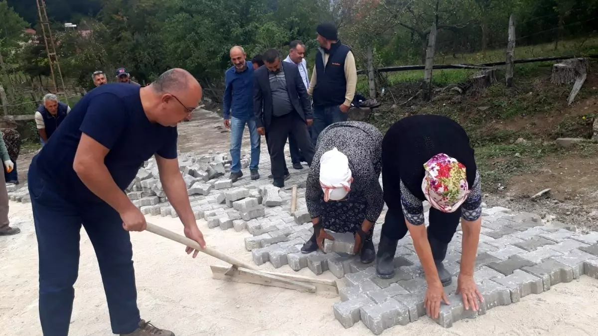 Tokat\'ta köylü kadınlar, kilit parke çalışmalarına katıldı