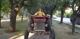 Traktörle sokakları ilaçlayan kadın muhtar mahalle sakinlerini gururlandırdı