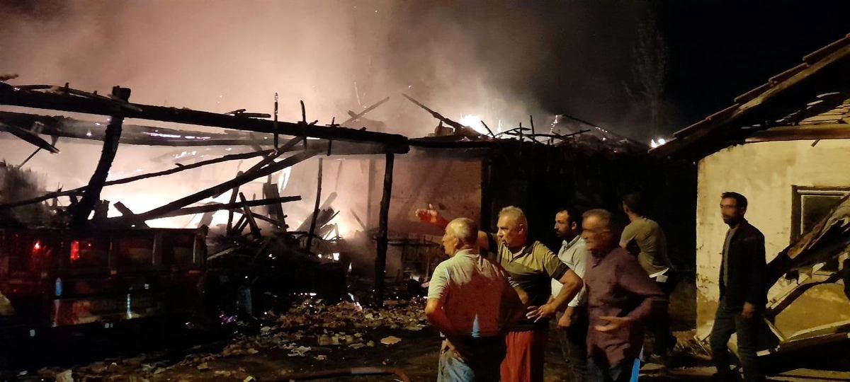 Yangında ev ve traktör zarar gördü
