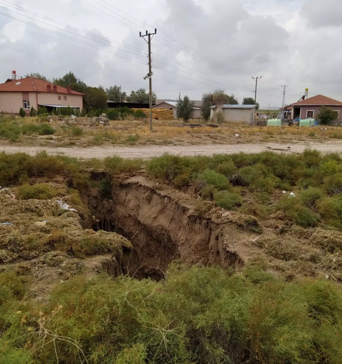 Yer altı sularındaki çekilme nedeniyle Konya\'da dev yüzey yarığı oluştu