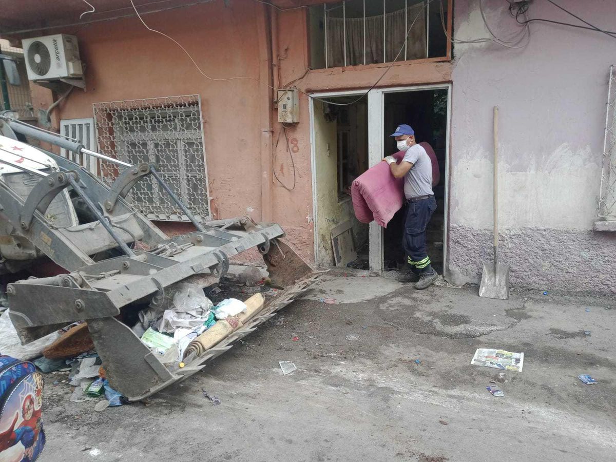 Adana\'da bir evden 9 kamyon çöp çıkarıldı