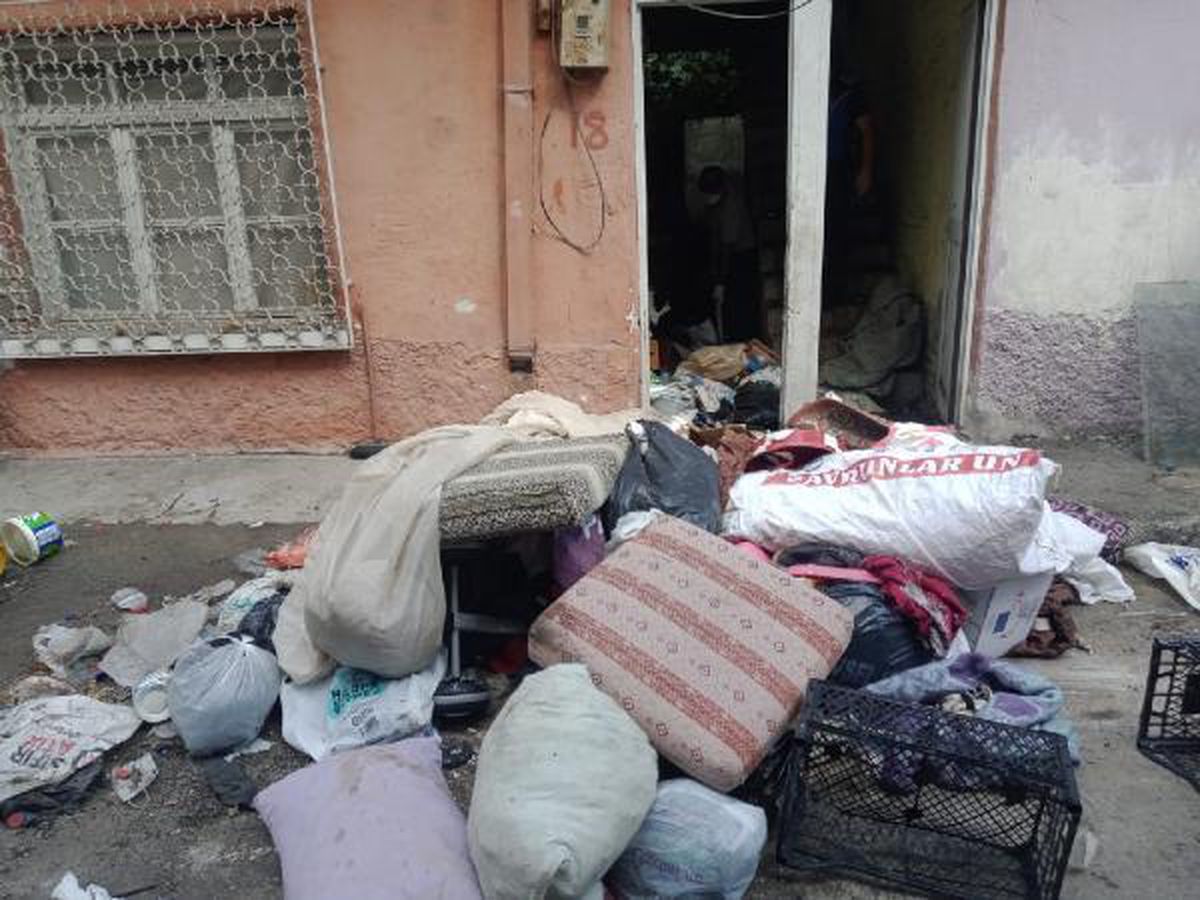 Adana\'da evden 9 kamyonet dolusu çöp çıkarıldı