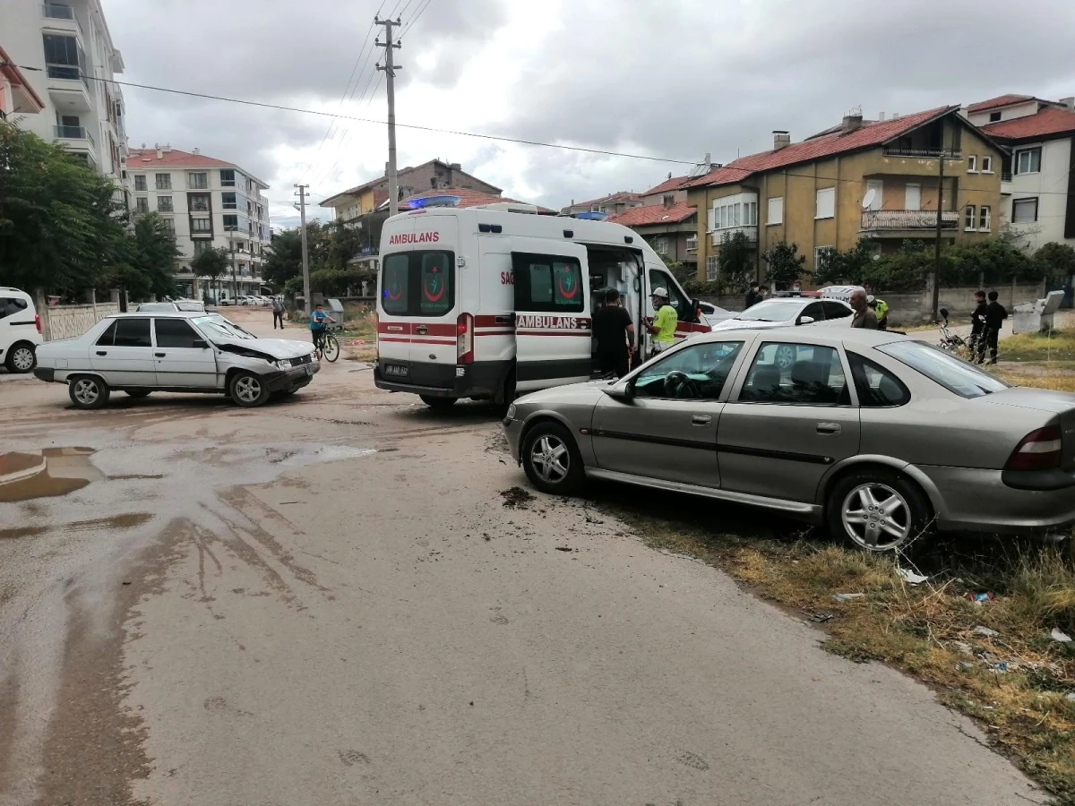 Aksaray\'da iki otomobil çarpıştı: 2 yaralı