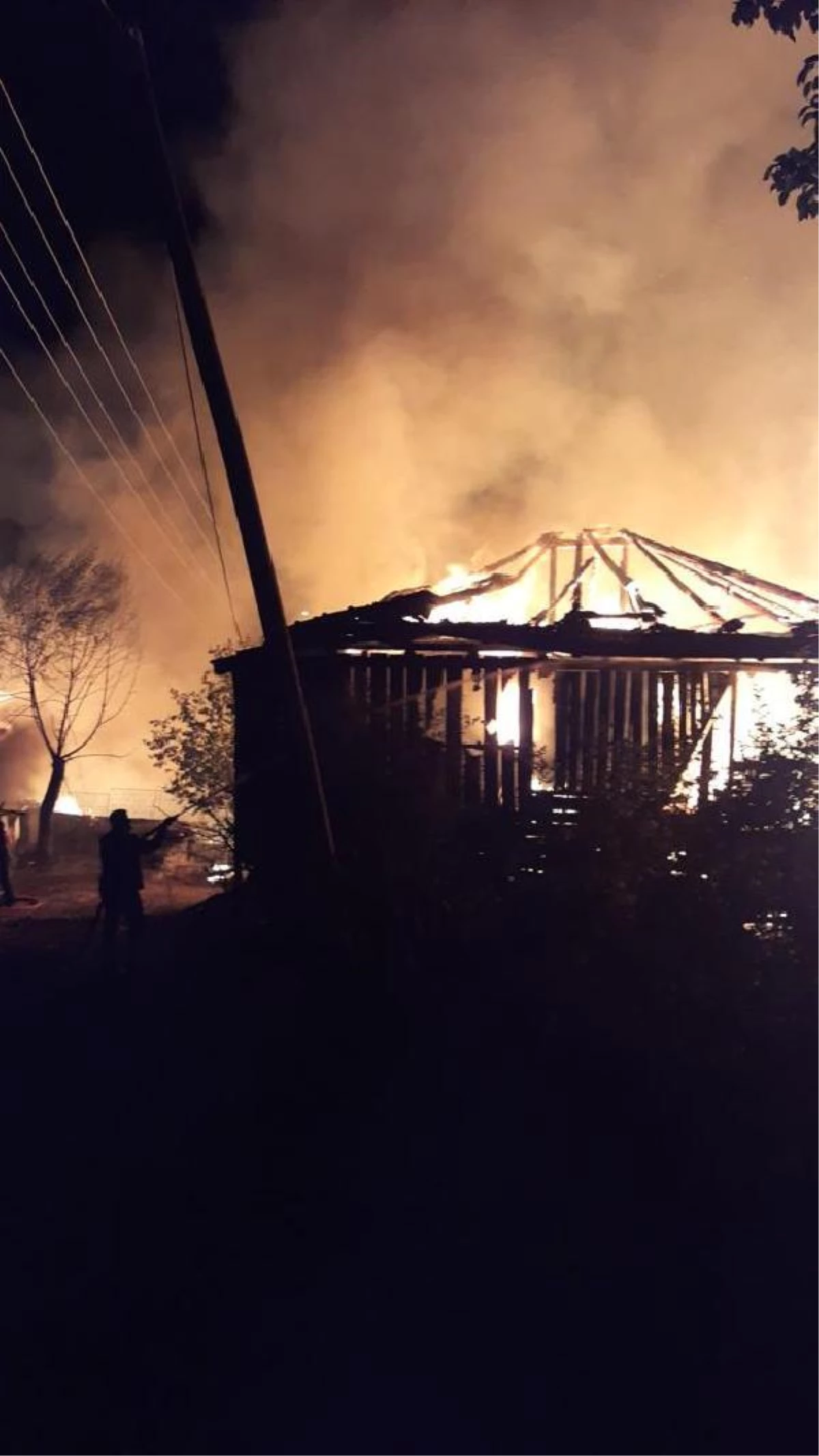 Ankara\'da köyde çıkan yangında 8 ev kül oldu - 2