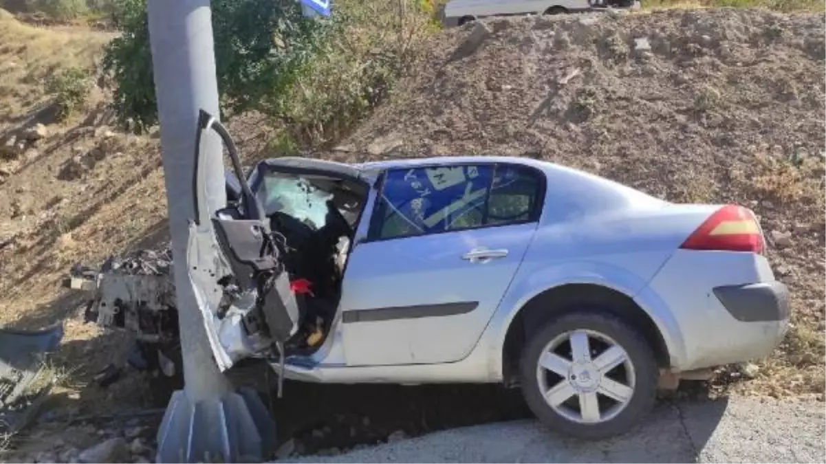 Korkunç kaza! Yön levhasına ok gibi saplanan otomobilin sürücü hayatta kalma mücadelesi veriyor