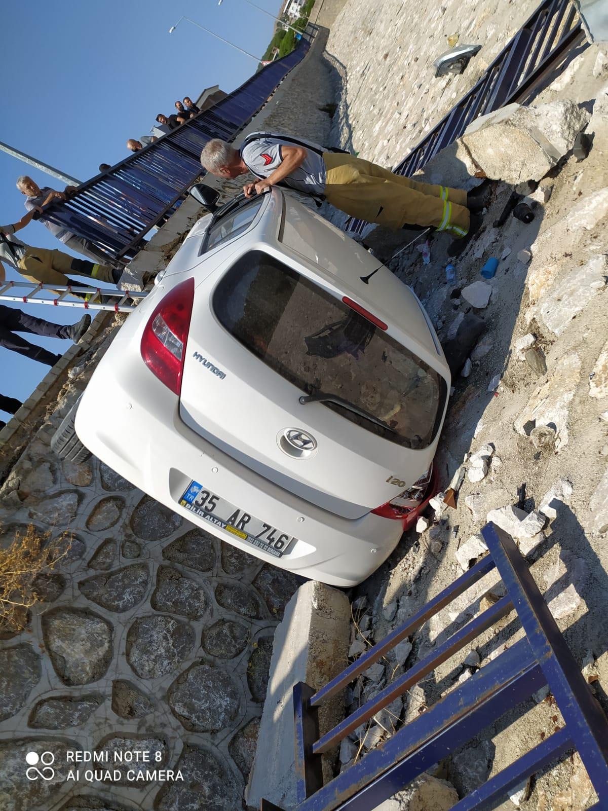 Bergama\'da dere yatağına düşen otomobilin sürücüsü yaralandı