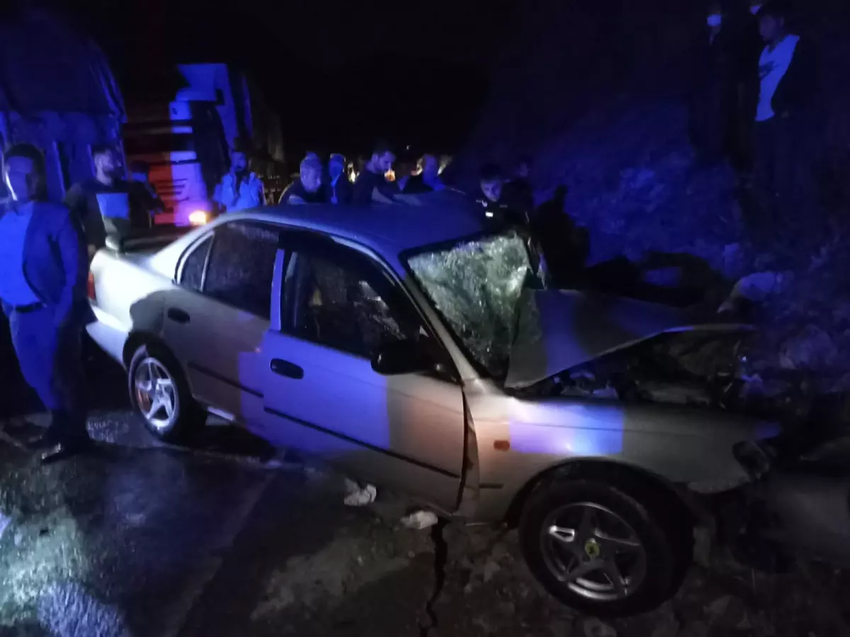 Bitlis\'te tır ile otomobilin çarpışması sonucu iki kişi yaralandı