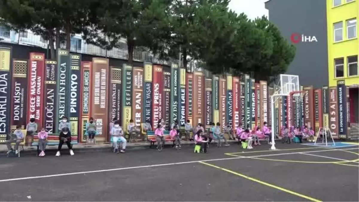 Bu okulun istinat duvarı, kitap okumaya teşvik ediyor