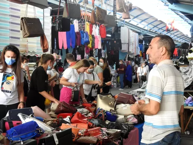Bulgar ve Yunan turistler kışlık kıyafet için Edirne'ye akın etti Bulgar ve Yunan turistler kışlık kıyafet için Edirne'ye akın etti