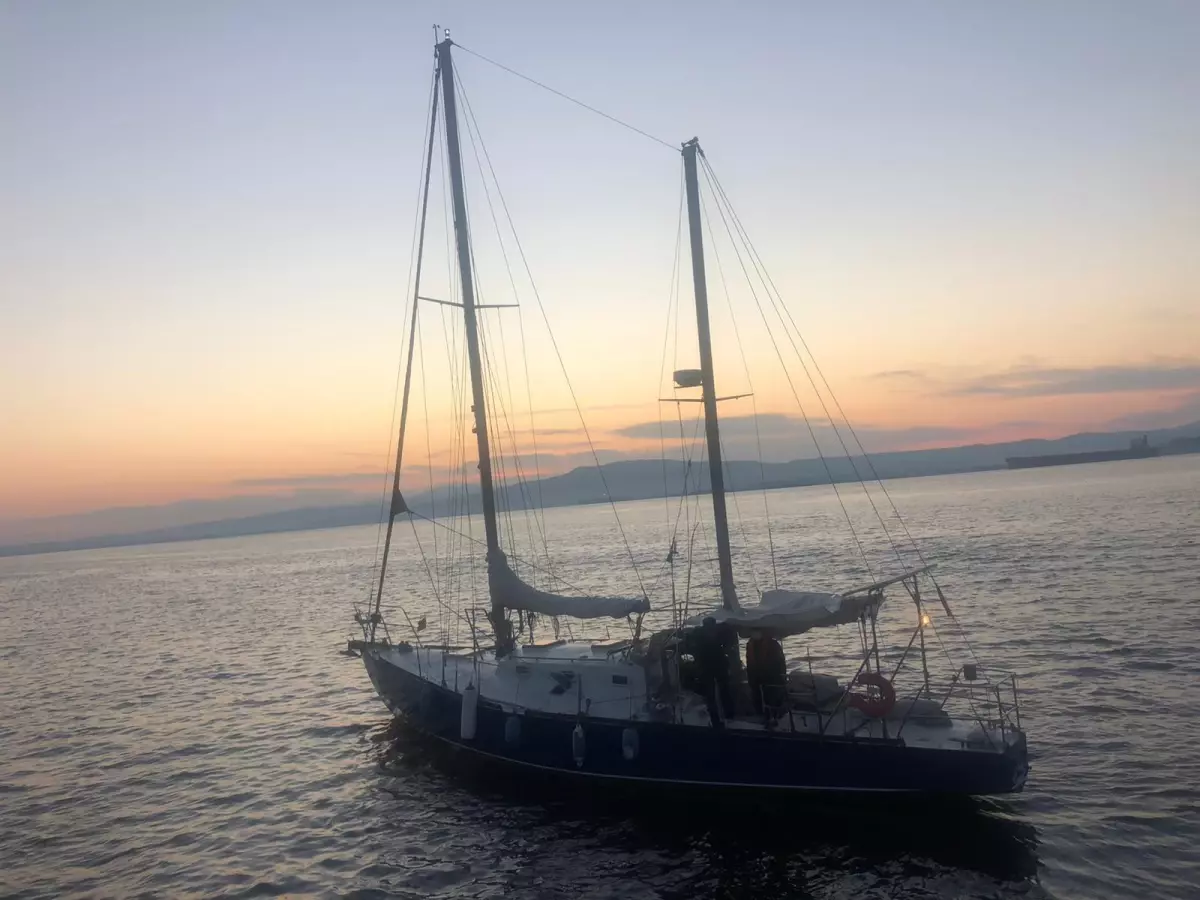 Çanakkale açıklarındaki teknede bulunan 58 düzensiz göçmen karaya çıkarıldı