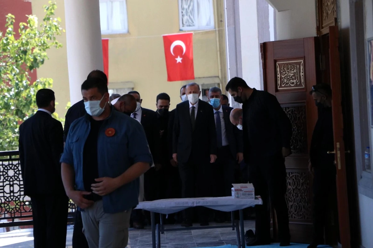 Cumhurbaşkanı Erdoğan, Cuma namazını Mersin\'de Emir Sultan Camiinde kıldı