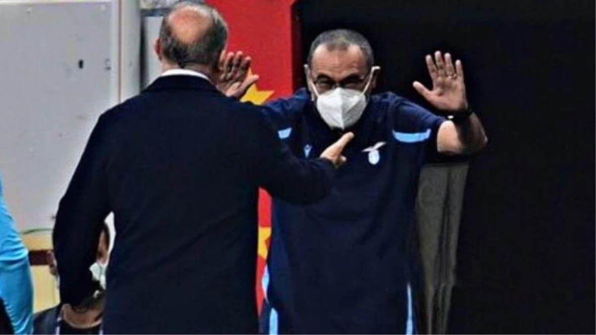 Lazio\'nun dünyaca ünlü hocası Sarri, kendisine selam vermeye gelen Fatih Terim\'in önünde eğildi