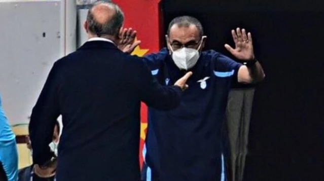 Lazio'nun dünyaca ünlü hocası Sarri, kendisine selam vermeye gelen Fatih Terim'in önünde eğildi