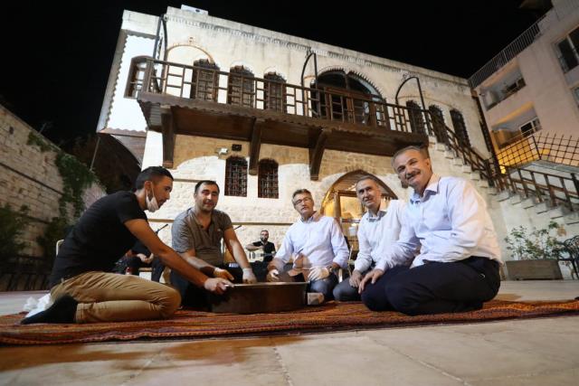 Eski Devlet Bakanı Kürşad Tüzmen, Adıyaman'da çiğköfte yoğurdu