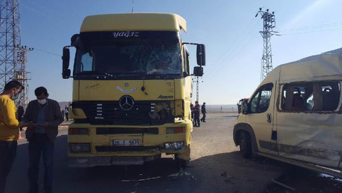 Eskişehir\'de işçi servisi, TIR ile çarpıştı: 15 yaralı