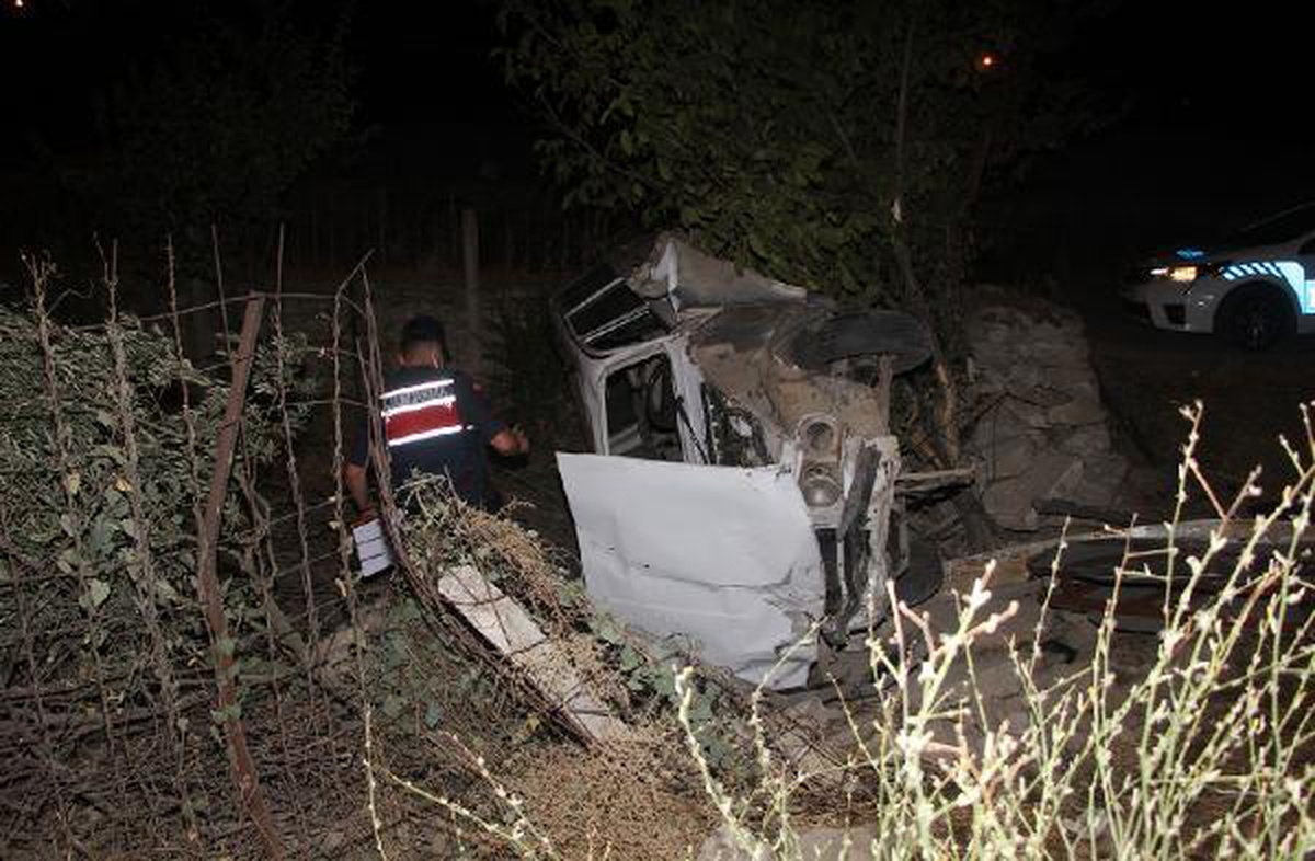 Evin bahçesine uçan otomobilin sürücü yaşama tutunamadı