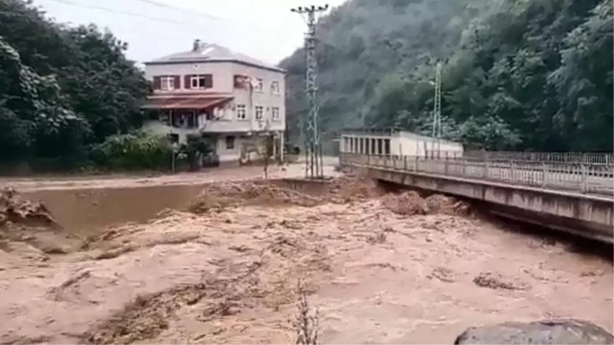 Giresun\'da etkili olan sağanak yağış, korkuttu! Sel sularının yükseldiği anlar kameralarda