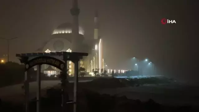 İskenderun'da şimşekler ile gelen şiddetli sağanak hayatı olumsuz etkiledi İskenderun'da şimşekler ile gelen şiddetli sağanak hayatı olumsuz etkiledi