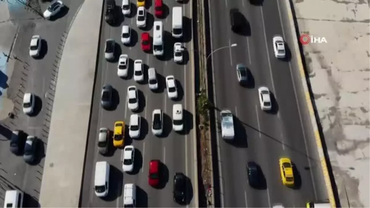 İstanbul\'da hafta sonu öncesi trafik yoğunluğu havadan görüntülendi