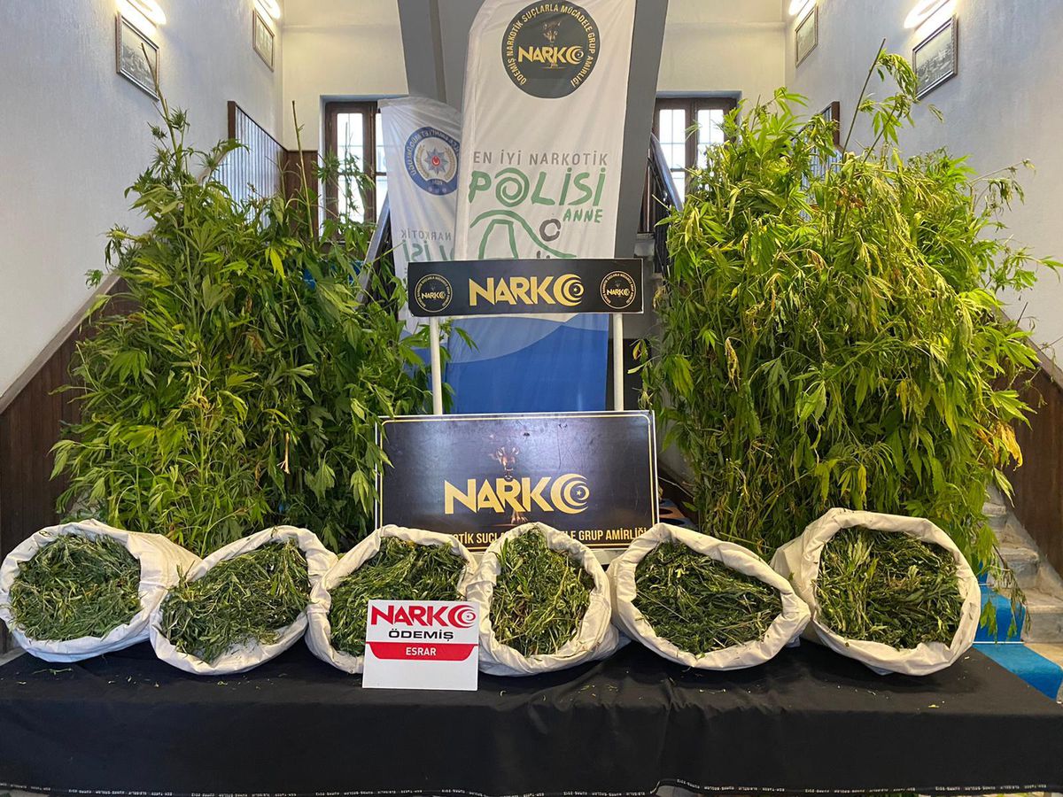 İzmir\'de 9,5 kilogram esrar ele geçirildi