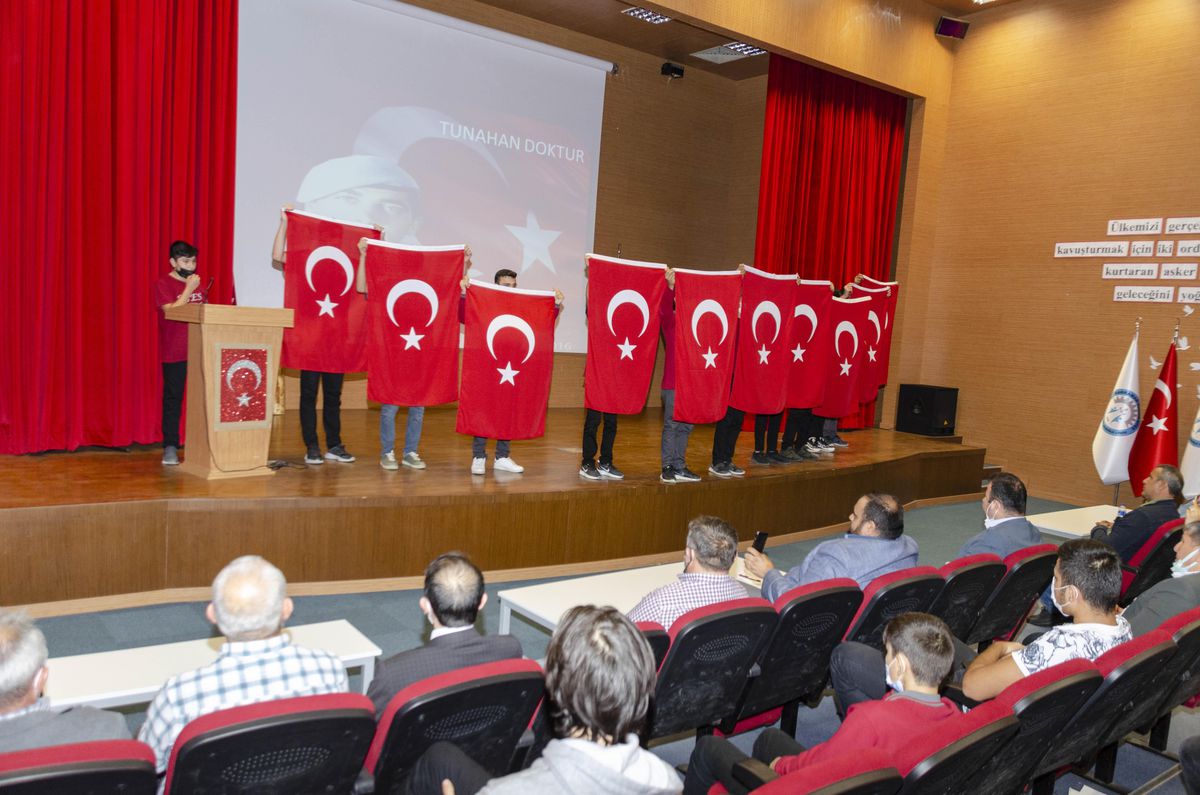 Kahramankazan\'da lise öğrencileri, 15 Temmuz şehitlerini andı