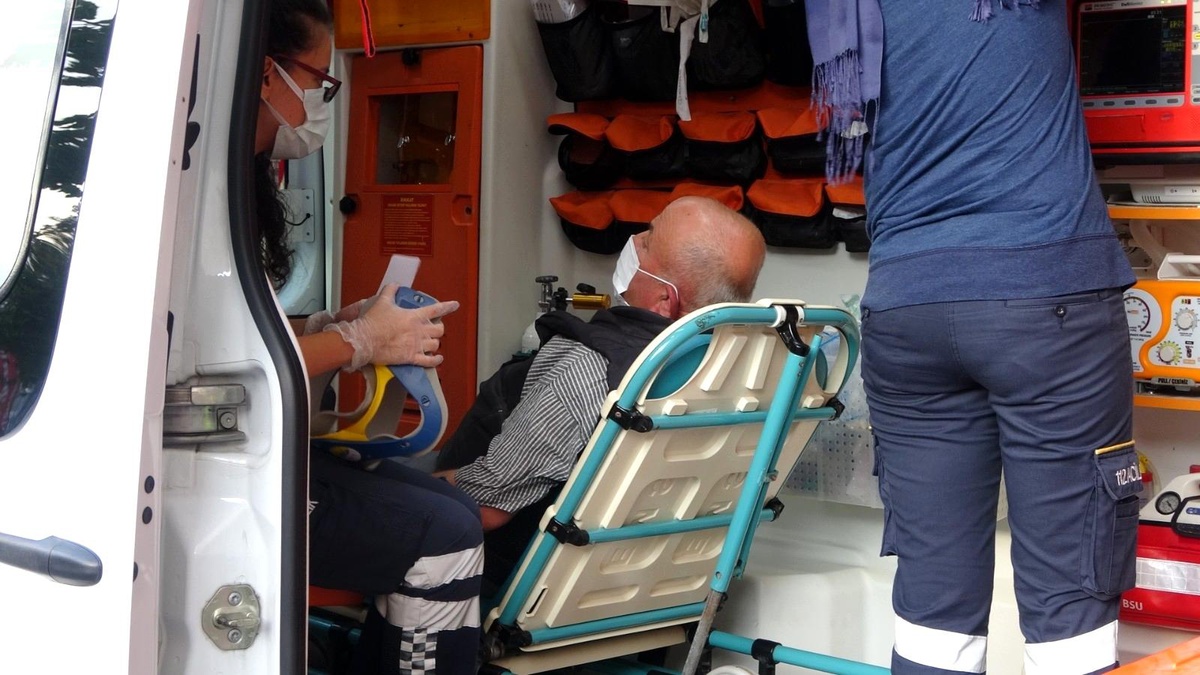 Motosiklet ile kamyonet çarpıştı: 1 yaralı