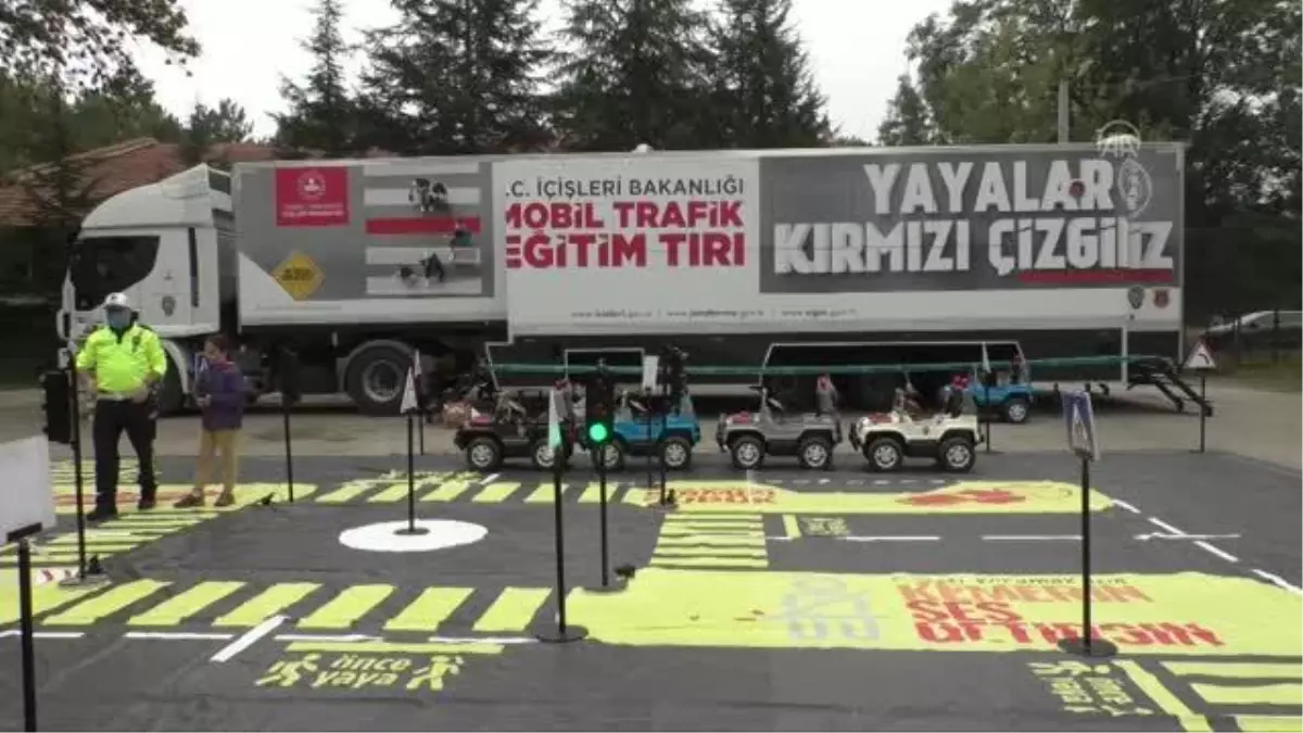 Öğrenciler, trafik kurallarını mobil eğitim tırında öğrendi