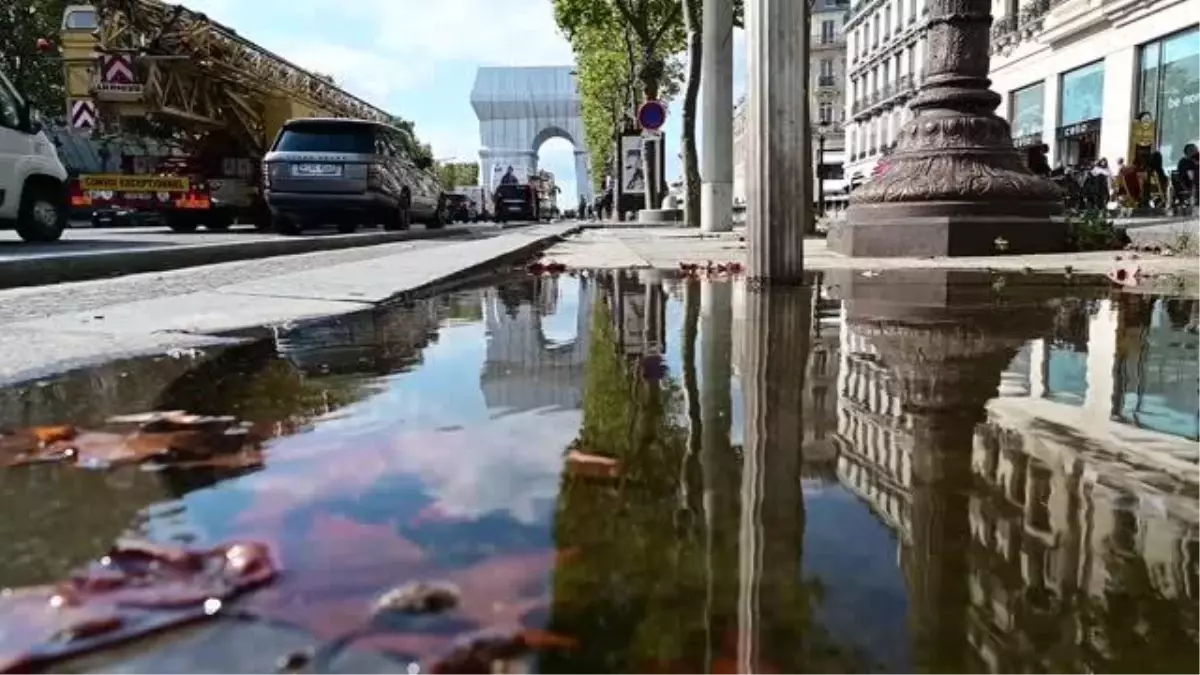 Paris\'teki tarihi Zafer Takı kumaşla kaplandı