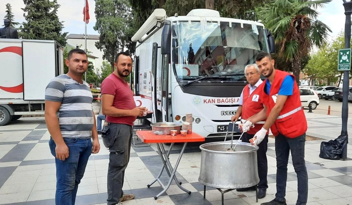 Sarıgöl\'de kan bağışı kampanyasında aşure ikramı