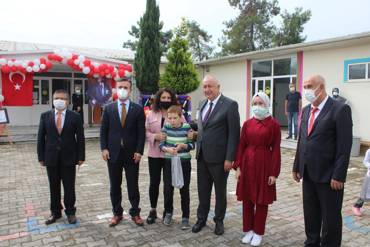 Söğütlü Kaymakamı Gün ve Belediye Başkanı Özten\'den okul ziyareti
