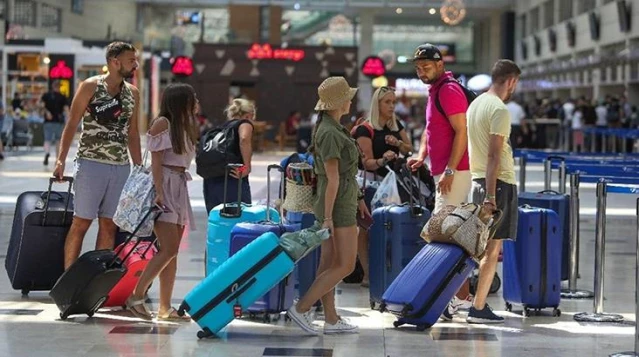 Son Dakika! İngiltere, Türkiye'yi seyahat sonrası zorunlu otel karantinası gerektiren kırmızı listeden çıkardı