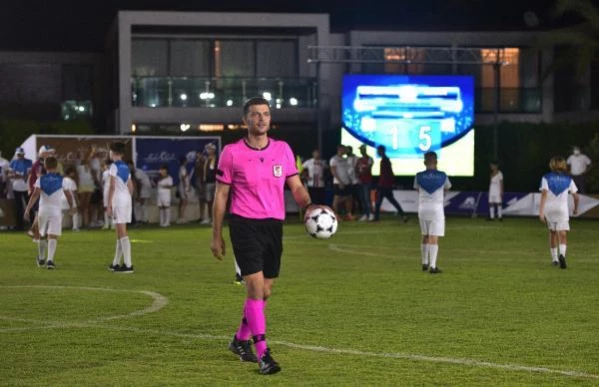 Turist çocuklarının futbol turnuvasını Cüneyt Çakır yönetti