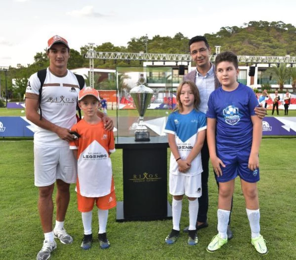 Turist çocuklarının futbol turnuvasını Cüneyt Çakır yönetti