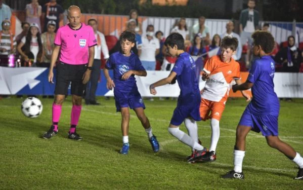 Turist çocuklarının futbol turnuvasını Cüneyt Çakır yönetti