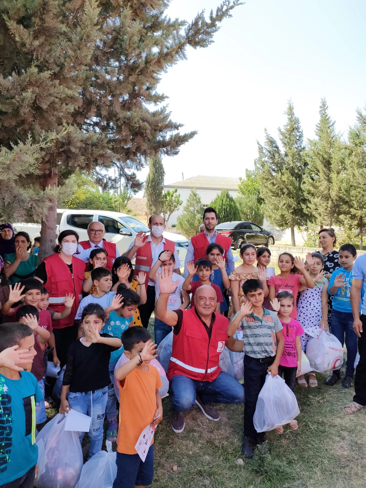 Türk Kızılay, Karabağ\'daki çocuklara kırtasiye ve giysi yardımı yaptı