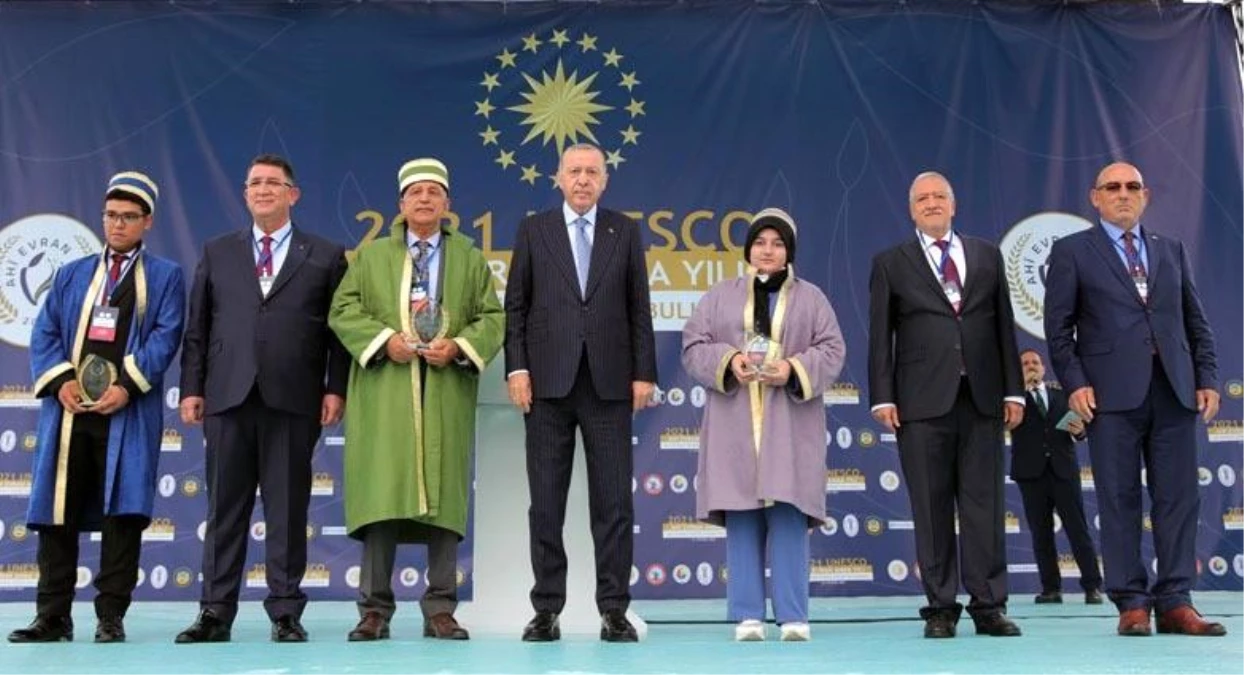 Türkiye\'de 2021 yılının çırağı seçilen Trabzonlu Yaprak ödülünü Erdoğan\'ın elinden aldı