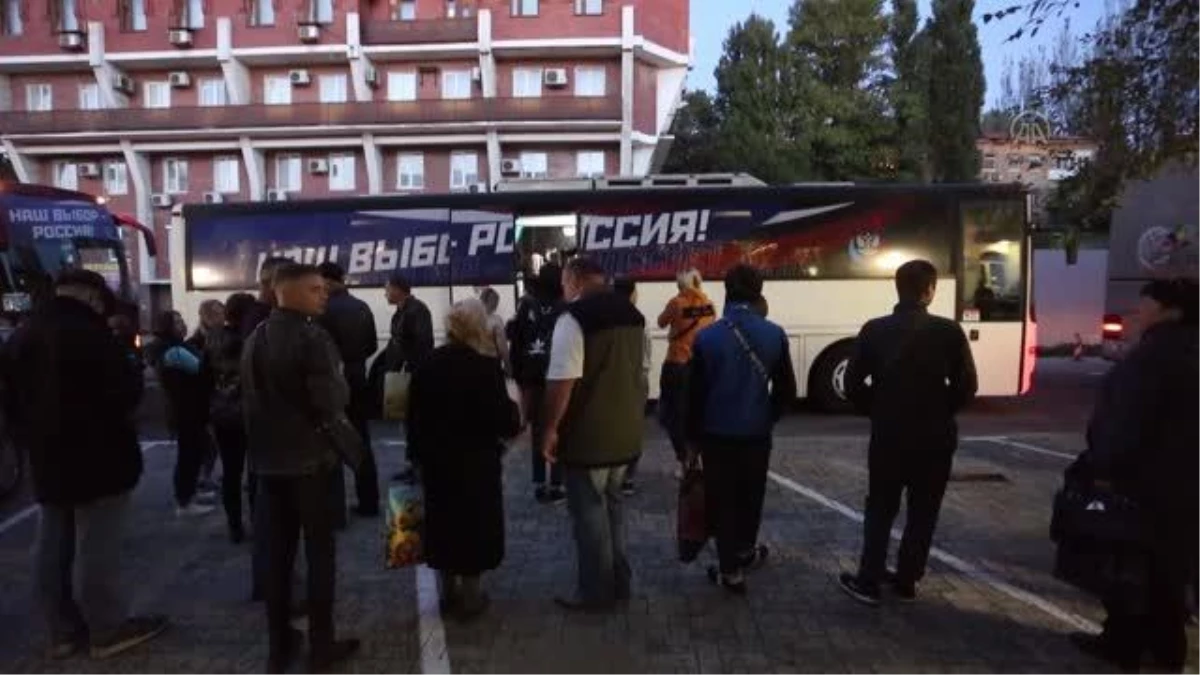 Ukrayna\'da ayrılıkçıların kontrolündeki Donbas\'ta Rus vatandaşları oylamaya götürüldü