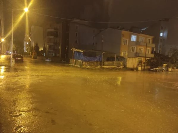 Van'da 20 dakika boyunca aralıksız süren yağış, esnafa zor anlar yaşattı