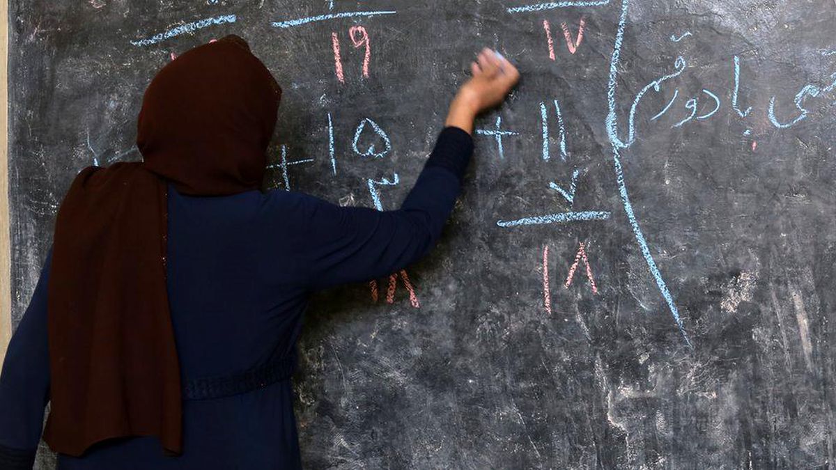 Afganistan\'da Taliban kız öğrencileri ortaokul eğitimine dahil etmedi